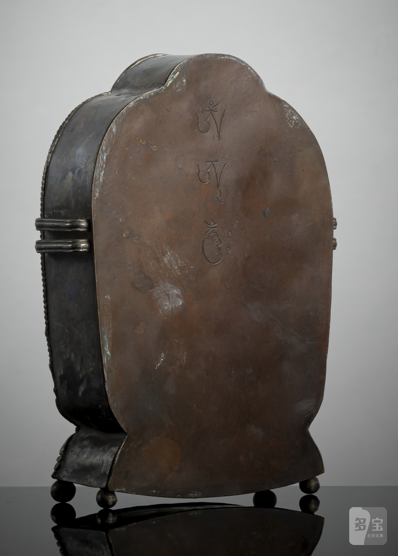 A PARCEL-GILT SILVER EMBOSSED METAL AMULET DEPICTING AMITAYUS - 图3